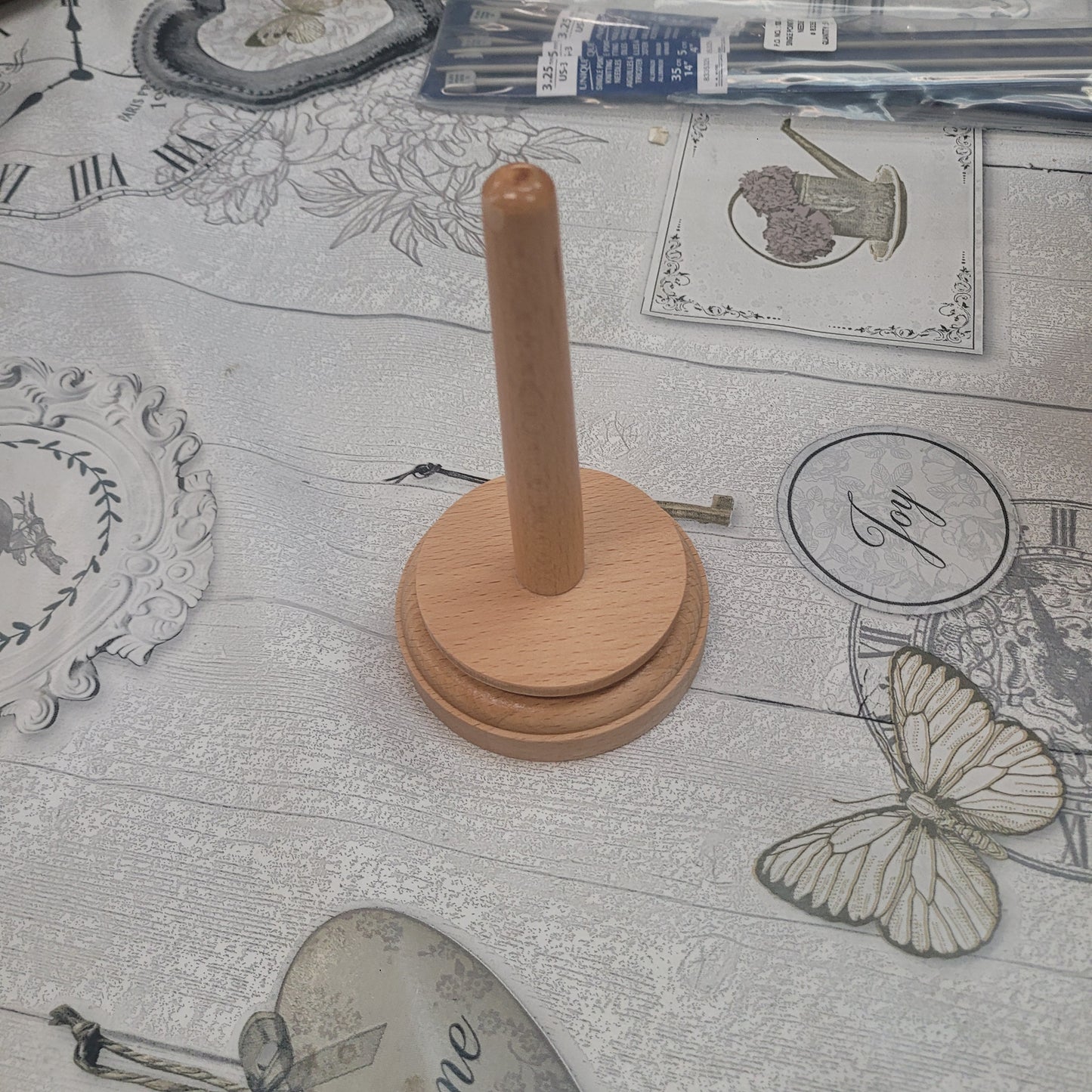 Spinning yarn and thread holder