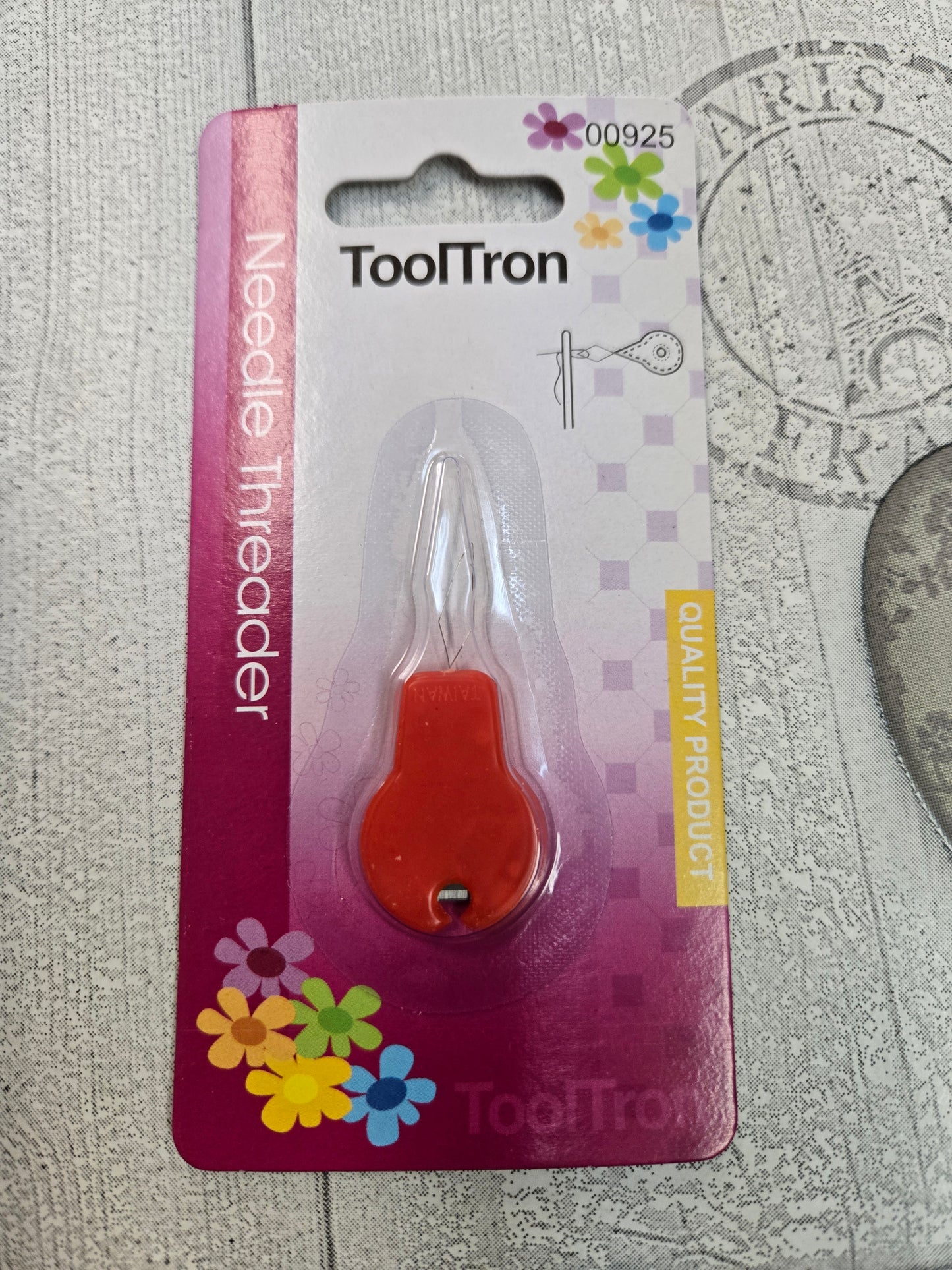 Enfileur avec coupe fils