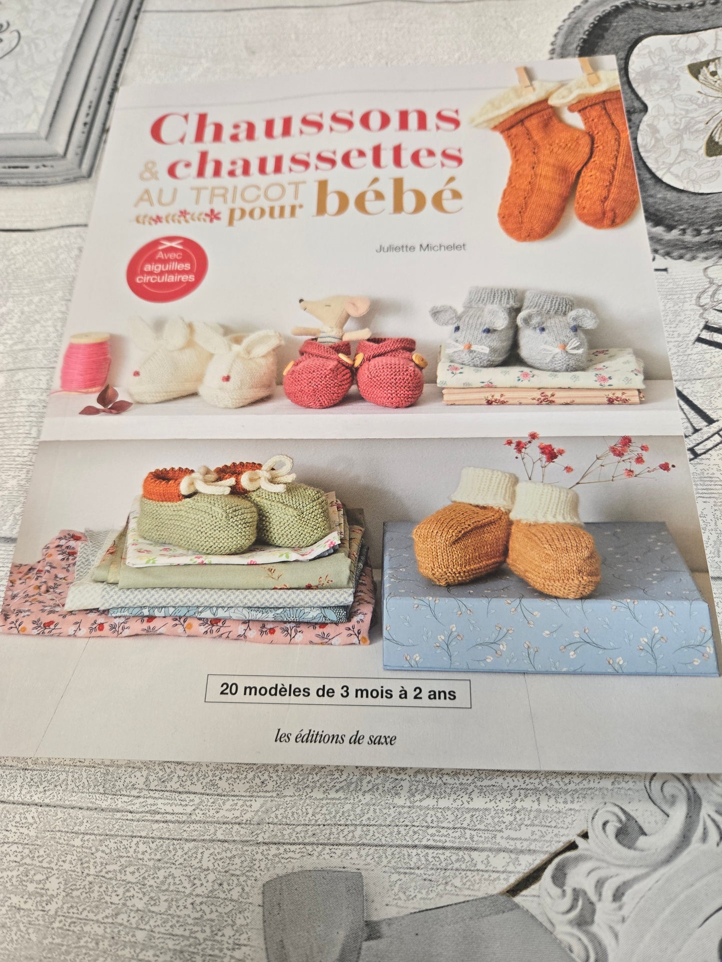 Chaussons et chaussettes au tricot pour bébé